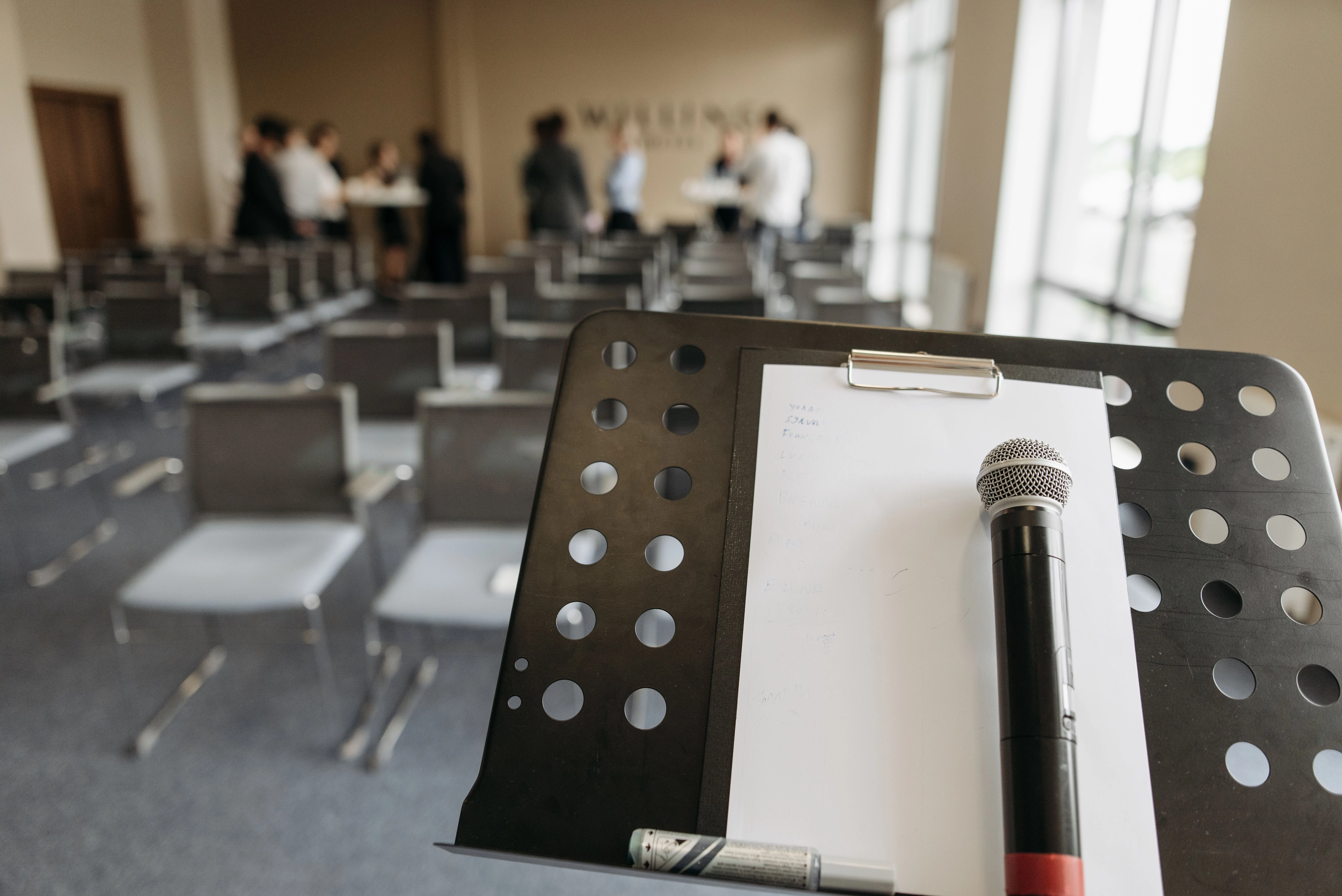 Rednerpult mit Mikrofon vor der Bestuhlung der Präsidentenkonferenz